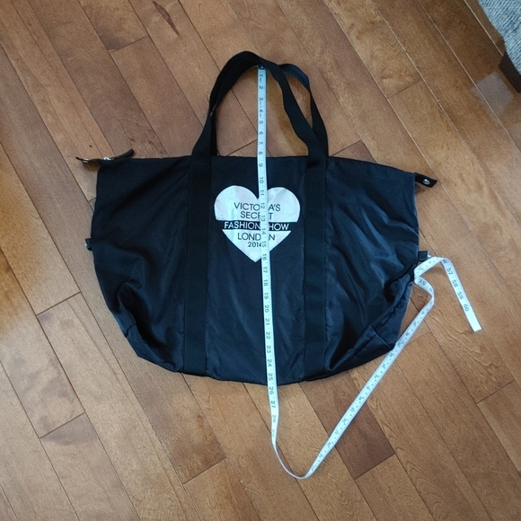 Victoria Secret tote gym bag and wristlet make-up bag - Picture 4 of 8